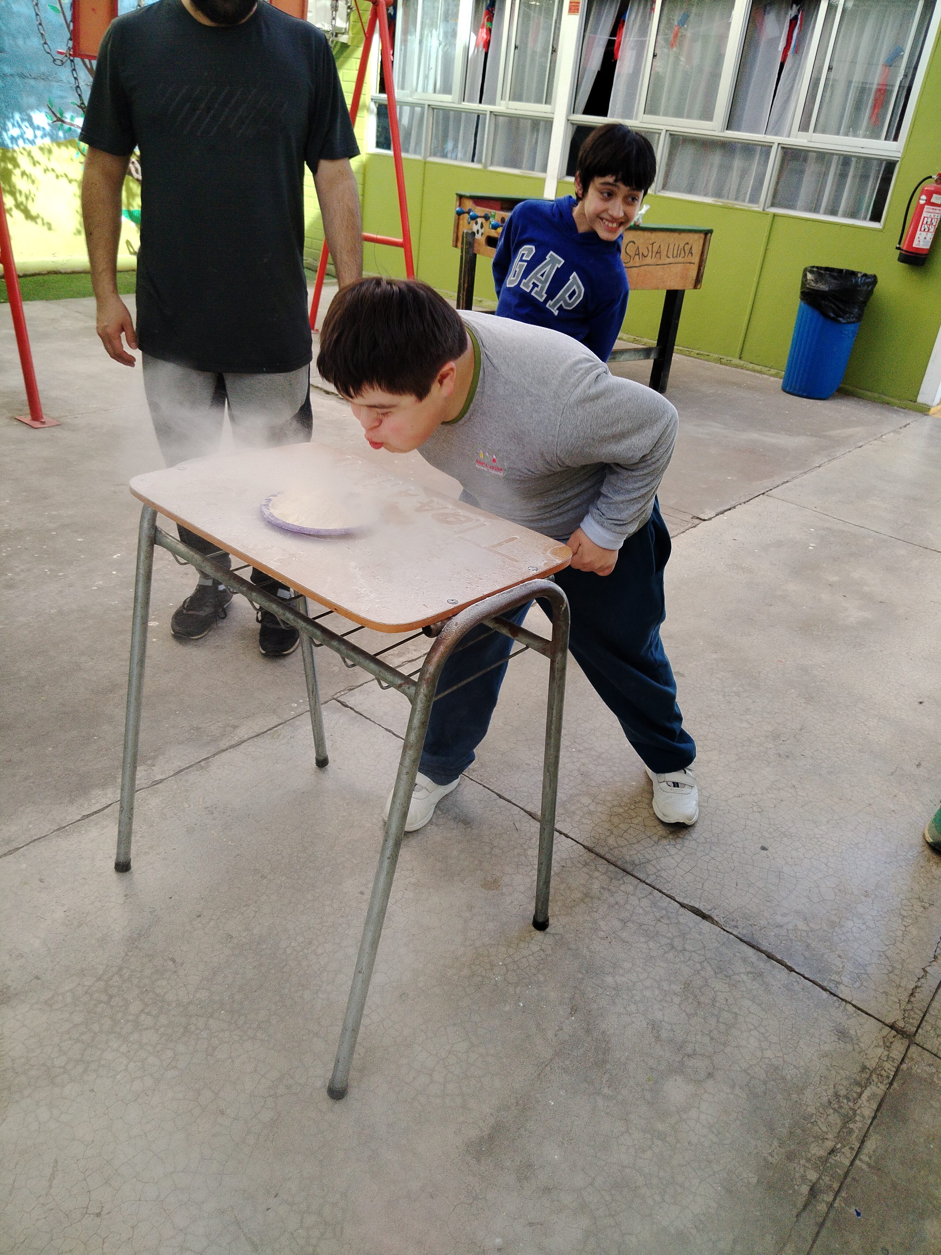 Estudiante en sesión con acompañamiento y material didáctico