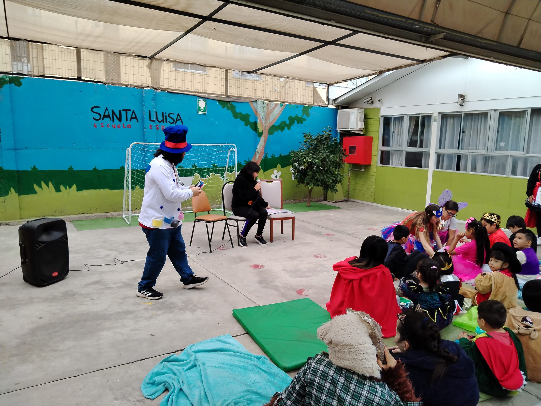 Estudiantes participando en una actividad pedagógica de la escuela