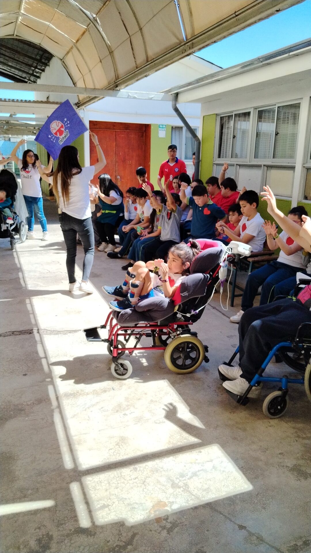 Actividad escolar en un momento de participación y apoyo